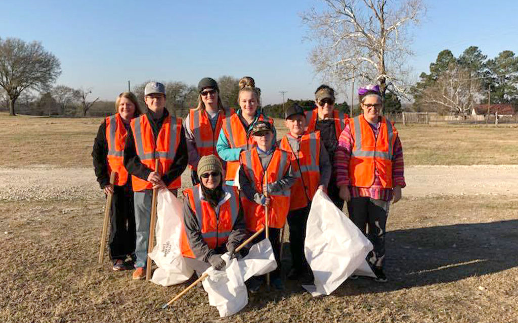 Freestone County 4-H Groups Clean up Highway