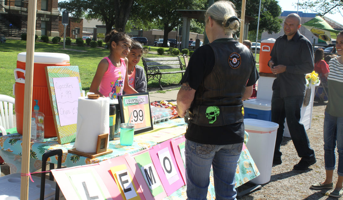 Lemonade Extravaganza Teaches Students to Start New Business