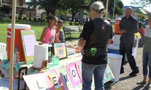 Lemonade Extravaganza Teaches Students to Start New Business