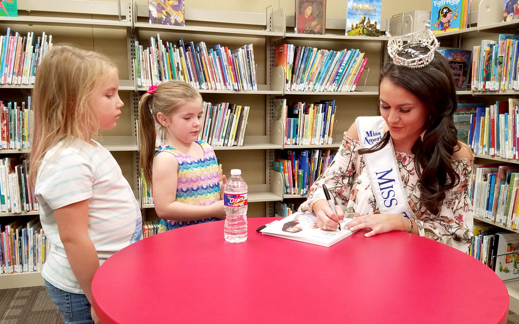 Miss Texas Meets With Young Fans