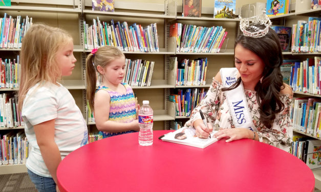 Miss Texas Meets With Young Fans