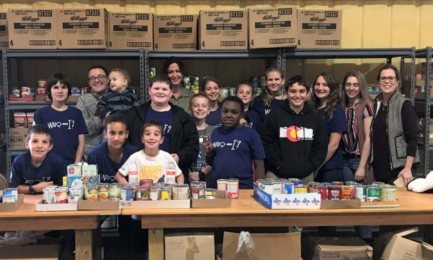 Students Spread Cheer to the Community