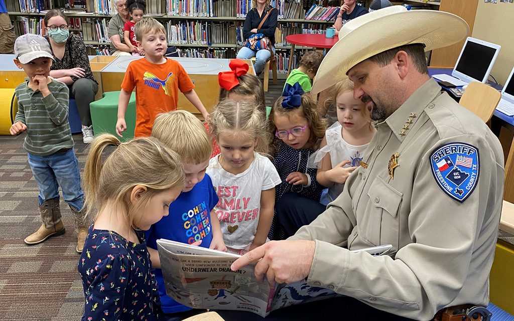 County Sheriff Reads to Children at Fairfield Library