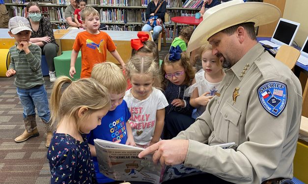 County Sheriff Reads to Children at Fairfield Library