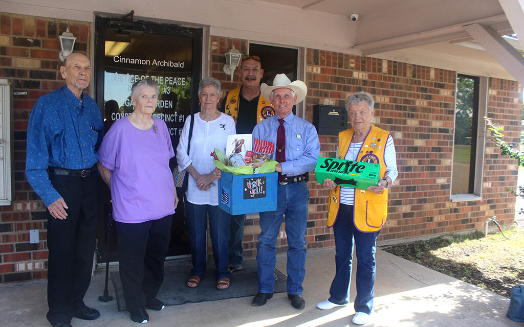 Constable Buck Bonner Receives ‘Thank You’ Gift from Community