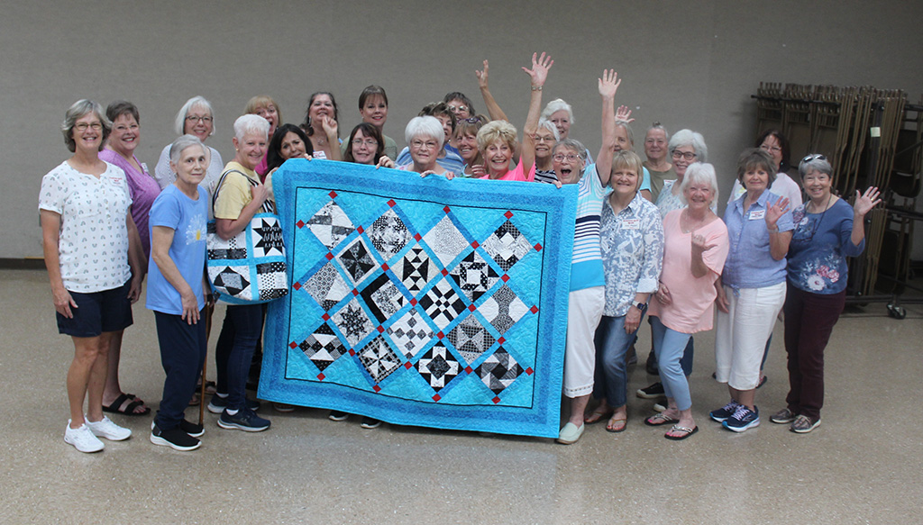Freestone Quilt Guild Donates Quilt to Charity
