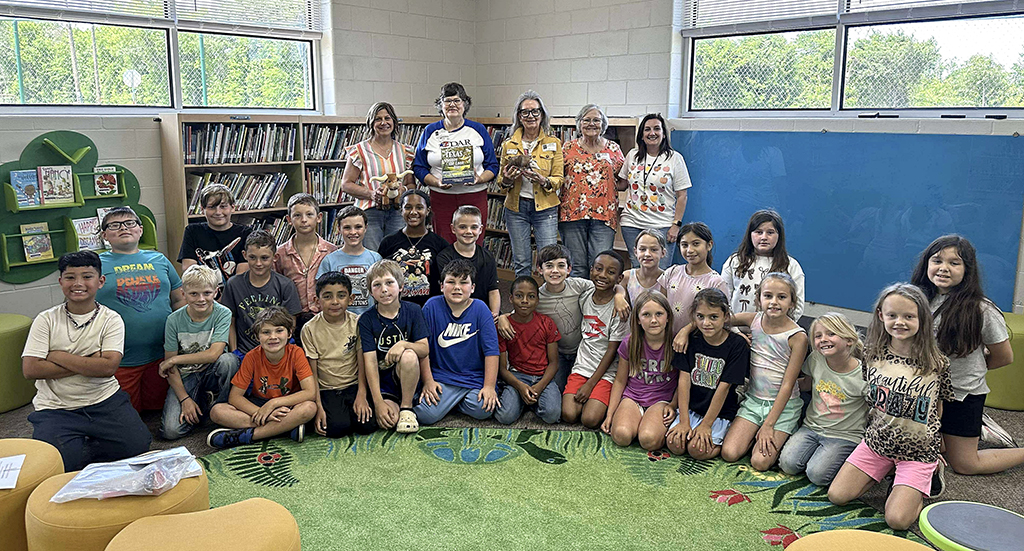 Texas History Books Donated to Dew, Wortham Schools by NSDAR Jonathan Hardin Chapter