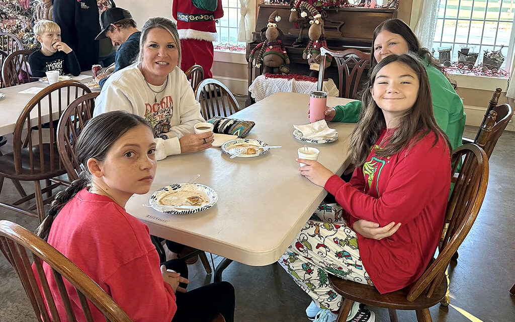 Teague Children Enjoy Breakfast with Santa at Historic Hotel