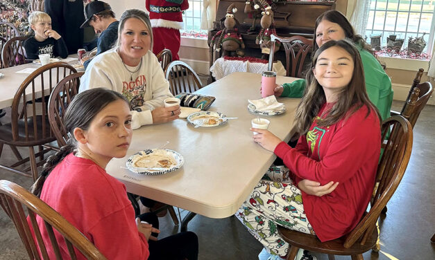Teague Children Enjoy Breakfast with Santa at Historic Hotel