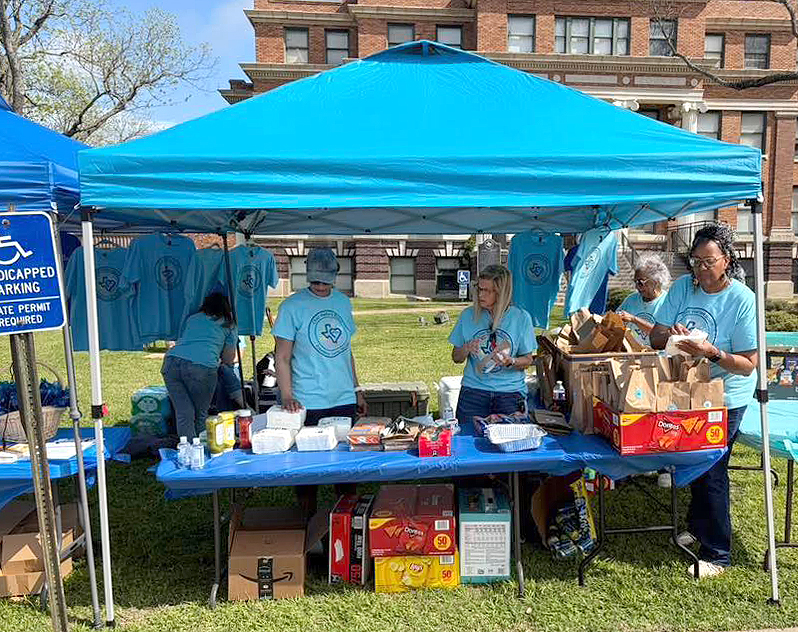 Grilling for a Good Cause – County Sheriff & County Judge Assist with Lunch on the Lawn